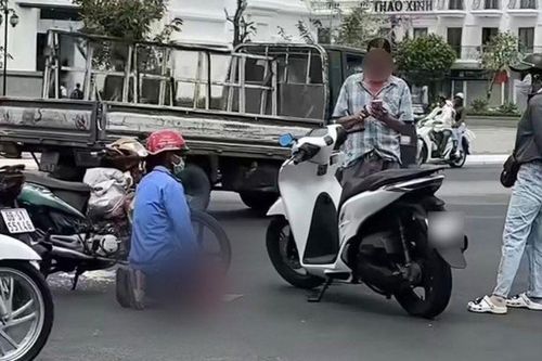 Sự thật bất ngờ về clip người đàn ông quỳ gối giữa đường xin tha khi va chạm giao thông: Đây mới là nạn nhân