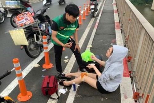 Sau cơn mưa trái mùa, nhiều người chạy xe máy qua cầu Sài Gòn té ngã