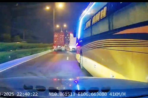 Mời làm việc tài xế xe khách chuyển làn thiếu quan sát, va quẹt với ôtô phía sau