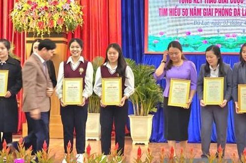 Trao giải Cuộc thi trực tuyến tìm hiểu Đà Lạt 50 năm Ngày giải phóng