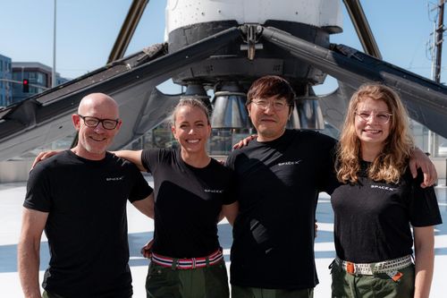 SpaceX thực hiện chuyến bay có người lái đầu tiên bay qua 2 cực hành tinh