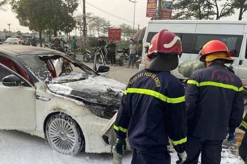 Xe ô tô bốc cháy khi đang lưu thông