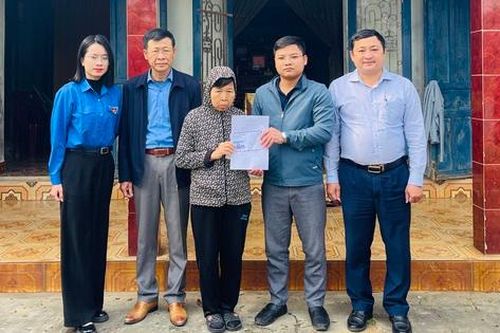 Hơn 25 triệu được trao tới người mẹ ung thư có con nhỏ bệnh tật