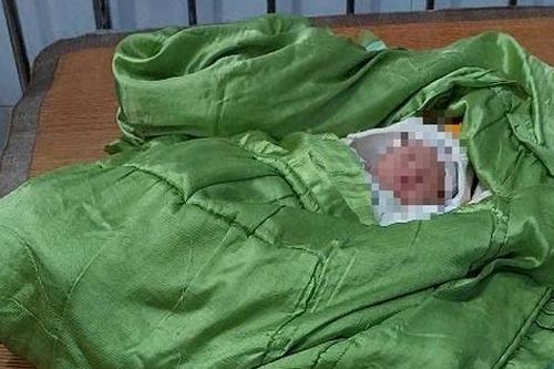 Bé gái sơ sinh bị bỏ lại bên đường giữa đêm