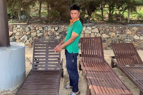 Bảo vệ resort lẻn vào trộm điện thoại của nữ du khách khi đang tắm biển