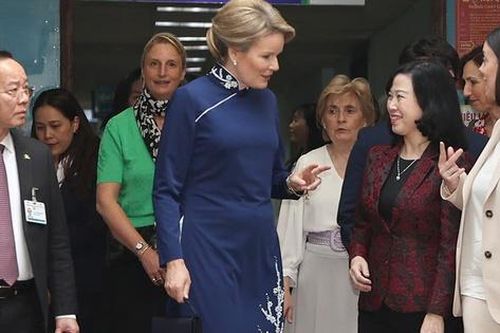 Hoàng hậu Bỉ Mathilde thăm Bệnh viện Nhi Trung ương
