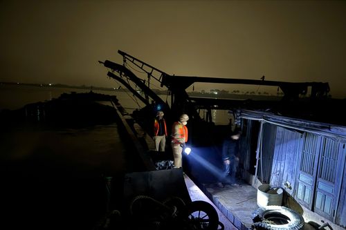 Rạng sáng đột kích bắt 'cát tặc' trên sông Hồng