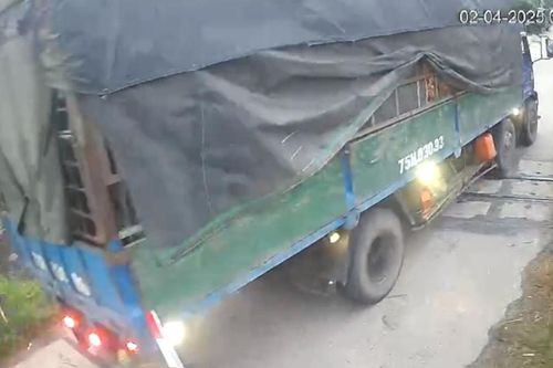 Xe tải tông hỏng cần chắn khi tàu gần đến