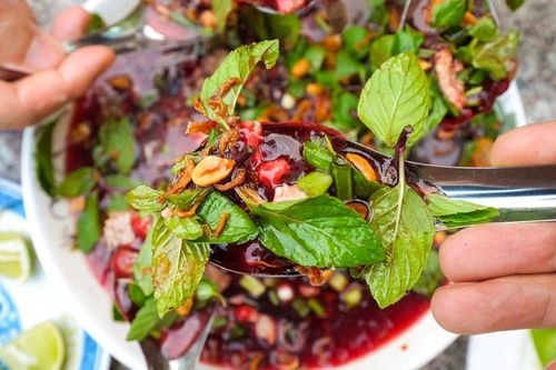 Món tiết canh thành thảm họa, 4 người lần lượt nhập viện