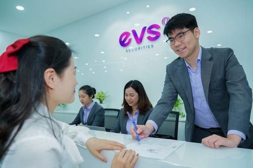 4 lãnh đạo của một công ty chứng khoán cùng xin từ chức