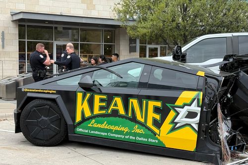 Tesla Cybertruck tách đôi sau khi bị Mercedes G-Class tông trúng