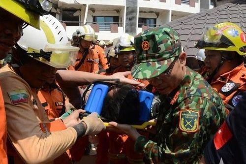 Bộ đội Việt Nam tham gia giải cứu người kẹt dưới đống đổ nát ở Myanmar