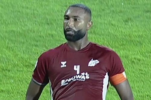 Nguyễn Filip bất lực trước cú đánh đầu của cầu thủ PSM Makassar
