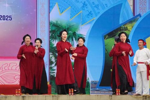 Sôi động chương trình văn nghệ quần chúng tại Tuần Văn hóa - Du lịch Đất Tổ 2025