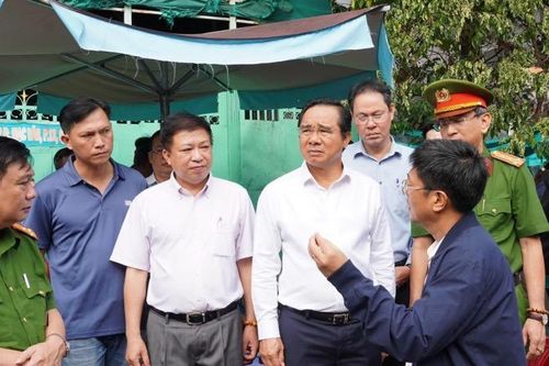Thăm hỏi gia đình bị thiệt hại trong vụ cháy tại Quận 8