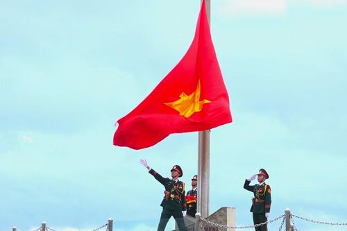 Thượng cờ kỷ niệm 50 năm Ngày giải phóng tỉnh Khánh Hòa