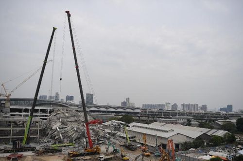 Thủ tướng Thái Lan đến thị sát hiện trường vụ tòa nhà 30 tầng sập tại Bangkok