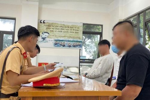 Xác minh, làm rõ 2 người nước ngoài buông 2 tay khi đang điều khiển xe mô-tô