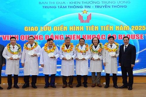 Vinh quang đảng viên khoác áo blouse trắng