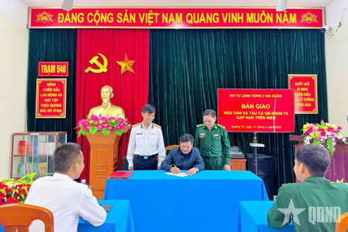 Vùng 3 Hải quân phối hợp với các lực lượng bàn giao tàu cá và ngư dân Quảng Bình gặp nạn trên biển