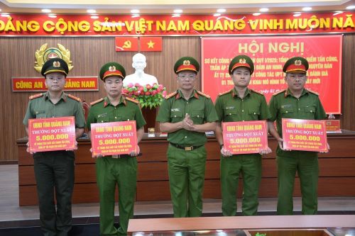 Khen thưởng thành tích phá án vụ sát hại vợ phi tang xác xuống biển