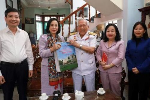 Phó Chủ tịch Quốc hội Nguyễn Thị Thanh thăm nguyên chỉ huy Tàu không số Hồ Đắc Thạnh