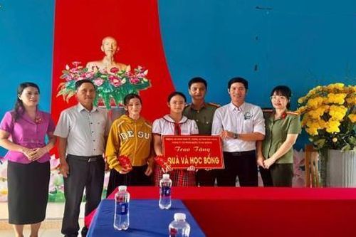 Phòng An ninh kinh tế Công an tỉnh Đắk Nông trao tặng quà và học bổng đến năm 18 tuổi cho 01 học sinh có hoàn cảnh khó khăn Trường Tiểu học Phan Chu Trinh
