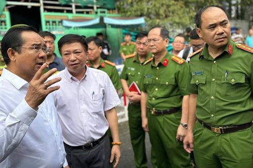 Chủ tịch UBND TPHCM thăm, động viên gia đình có nạn nhân tử vong trong vụ cháy ở quận 8