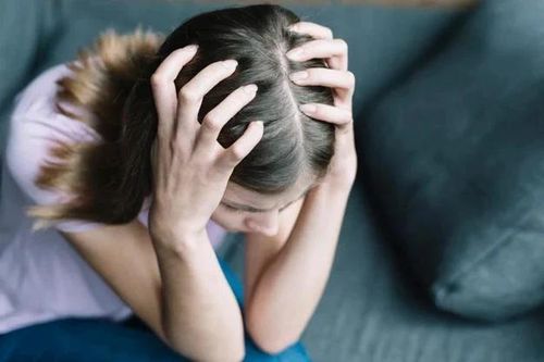 Bệnh lạ khiến cô bé 14 tuổi tự hành hạ bản thân
