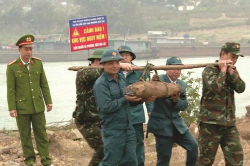 Phú Thọ: Tháo gỡ thành công quả bom nằm dưới sông Lô