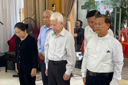 Nguyên Chủ tịch nước Nguyễn Minh Triết viếng linh mục Phêrô Phan Khắc Từ