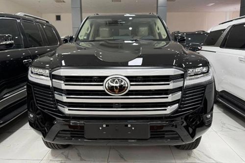 Toyota Land Cruiser 2025 'bằng xương bằng thịt' hơn 4,5 tỷ tại Việt Nam