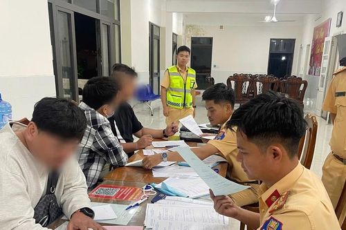 Công an Quảng Nam xử phạt 2 du khách Hàn Quốc buông 2 tay khi lái mô tô