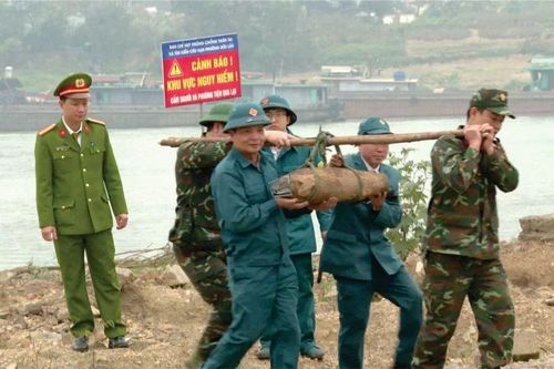 Lực lượng chức năng tỉnh Phú Thọ tháo gỡ, hủy nổ quả bom tại bãi đá sông Lô