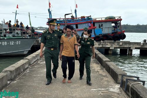 Tàu cá ngư dân Quảng Ngãi cứu sống 3 ngư dân bị chìm tàu trên biển