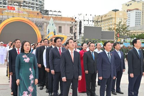 Phó Chủ tịch Quốc hội Nguyễn Khắc Định và Phó Thủ tướng Mai Văn Chính dự Lễ thượng cờ kỷ niệm 50 năm Ngày giải phóng tỉnh Khánh Hòa