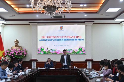 Thứ trưởng Nguyễn Thanh Tịnh làm việc với Vụ Pháp luật Quốc tế và Vụ Hợp tác Quốc tế