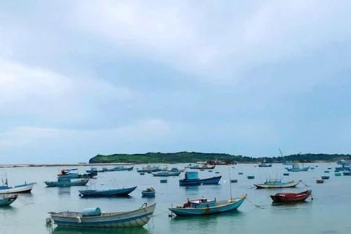 Tàu cá chở 22 người bị chìm trên biển Phú Quý, 2 người mất tích
