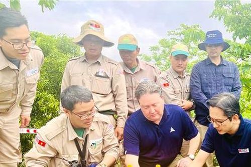 Thứ trưởng Đỗ Hùng Việt cùng Đại sứ Mỹ chứng kiến hủy nổ bom ở Quảng Trị