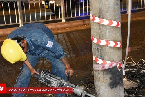 Trắng đêm dời trụ điện 'án ngữ' trên tuyến đường ngàn tỷ ở TP.HCM