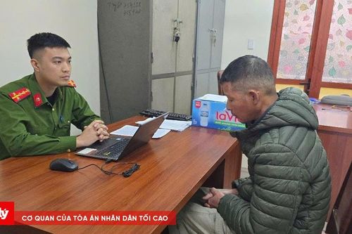 Tạm giữ đối tượng dùng kéo tấn công Cảnh sát