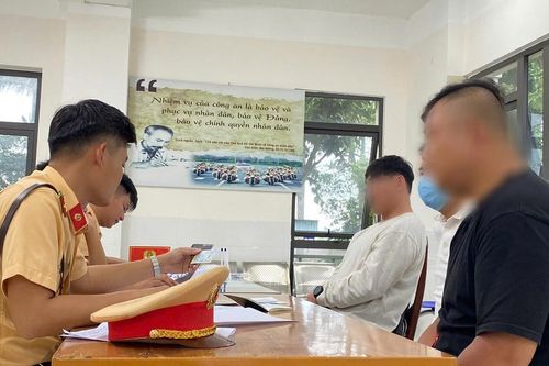 Công an mời làm việc với 2 người nước ngoài buông cả 2 tay khi lái mô tô