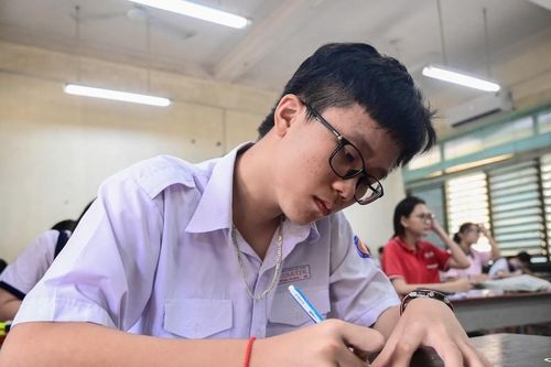 Đề Ngữ văn thi lớp 10 TPHCM độc lạ, thầy giáo chỉ cách học để đạt điểm cao