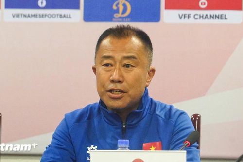 HLV Okiyama Masahiko quyết tâm giành chiến thắng đầu tiên cùng U17 Nữ Việt Nam