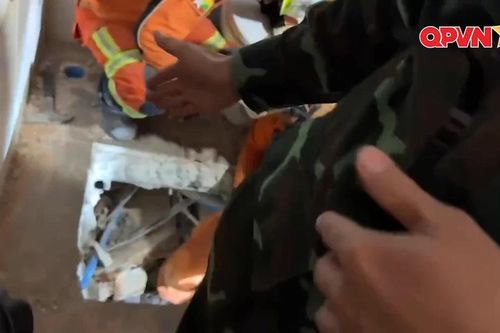 Cận cảnh lực lượng cứu hộ quân đội Việt Nam giải cứu 1 nạn nhân còn sống