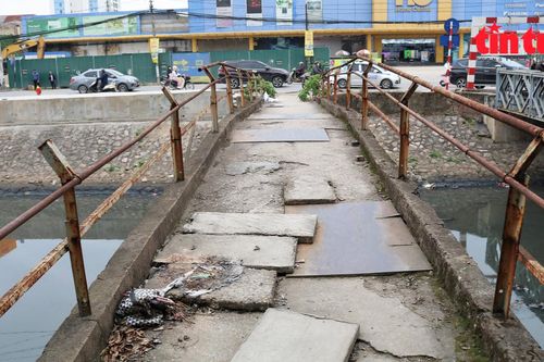 Cận cảnh những cây cầu tạm, cầu yếu hoen rỉ ở Hà Nội