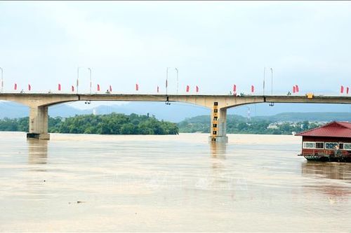 Mực nước sông Lô qua thành phố Tuyên Quang xuống thấp kỷ lục