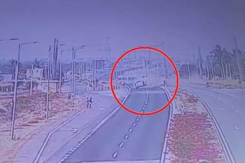 Ô tô mất lái lộn nhiều vòng trên cao tốc, 2 người tử vong