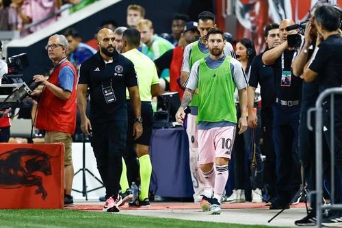 Vệ sĩ của Messi bị cấm vào sân: 'Hãy để tôi giúp Messi'