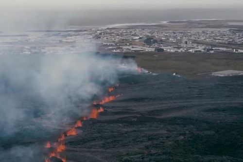 Núi lửa phun trào ở Iceland khiến người dân một thị trấn phải di tản